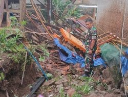 TPT Ambruk Saat Hujan Deras Timpa Warga di Mekarbakti Sumedang