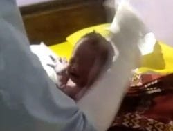 Ditengah Rintik Hujan, Warga Sembir Desa Gunasari Temukan Bayi Laki-laki Yang Diduga Dibuang