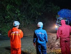 Longsor Membuat Jalur Penghubung Sumedang-Subang Terputus, Kebun Warga Jadi Alternatif Untuk Melintas