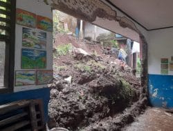Dinding Ruang Kelas SD Negeri Sindangkerta Sumedang Jebol Oleh Longsor, Warga Gelar Kerja Bakti Pembersihan Material Longsor