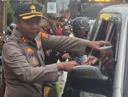 Semangat Berbagi Takjil di Jatinangor, Kapolres Sumedang Rela Hujan-Hujanan
