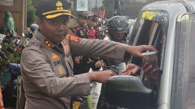 Semangat Berbagi Takjil di Jatinangor, Kapolres Sumedang Rela Hujan-Hujanan