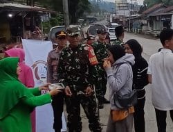 Makin Solid, Sinergitas TNI Polri di Pamulihan Sumedang Ramaikan Ramadan Dengan Berbagi Takjil