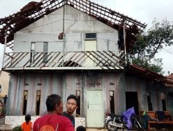 Hujan Deras Disertai Angin di Wilayah Pamulihan Hancurkan Atap Rumah dan Sekolah