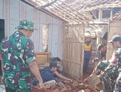 Koramil Tanjungsari Bersama Warga Gercep Bantu Korban Puting Beliung di Pamulihan Sumedang