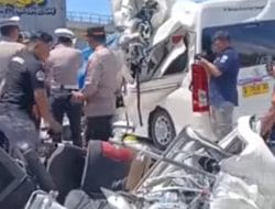 Diduga Ngantuk, Mobil Travel Seruduk Truk Cargo di Tol Cisumdawu, 3 Orang Tewas 4 Terluka