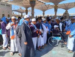 Menikmati Pesona Raudhah Masjid Nabawi, Kloter 17 Asal Sumedang Khusuk Panjatkan Doa