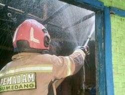Upaya Cepat Damkar Tanjungsari Selamatkan Rumah Bilik Milik Mak Onah