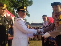 Gelar Upacara Penurunan Bendera, Forkopimcam Tanjungsari Berikan Penghargaan Kepada Paskibra dan Marching Band