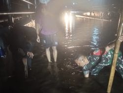 Babinsa Rela Basah Kuyup di Tengah Guyuran Hujan Memperbaiki Saluran Air Jalan Tol yang Tersumbat