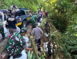 Forkopimcam Sukasari Gotong Royong Benahi Akses Vital Bersama Warga, Danramil dan Kapolsek Terjunkan Anggota TNI-POLRI
