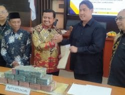 Kajari Sumedang Serahkan Bukti Pemulihan Keuangan Daerah Dari Hasil Temuan Pemeriksaan BPK RI Rp971 Juta