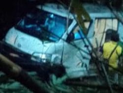 Akibat Mesin Slip, Mobil Grandmax Terperosok Jurang Setelah Bertabrakan Dengan Motor di Rancakalong Sumedang