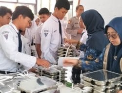 Pemprov Jabar Tak Janjikan MBG Disetop Meski Banyak Korban, Wagub Erwan: Menunya Cukup Tahu, Tempe dan Ayam Dulu Saja!