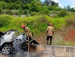Diduga Hilang Kendali,  Mobil di Tol Cisumdawu KM. 158 Menabrak Pembatas dan Terbakar