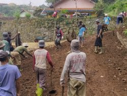 Kades Pasigaran Sumedang Kerahkan Warga Bergotong Royong Bangun Jalan Tonjong-Cipulus