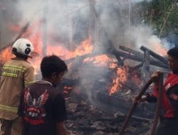 Rumah Panggung Terbakar di Sadang Gunungmanik, Tiga Motor dan Uang Tunai Ikut Hangus Dilalap Api