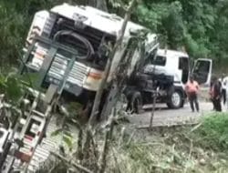 Jalur Sumedang – Subang Lumpuh 11 Jam Gegara Trailer Pengangkut Cold Minning Terperosok Menutup Jalan