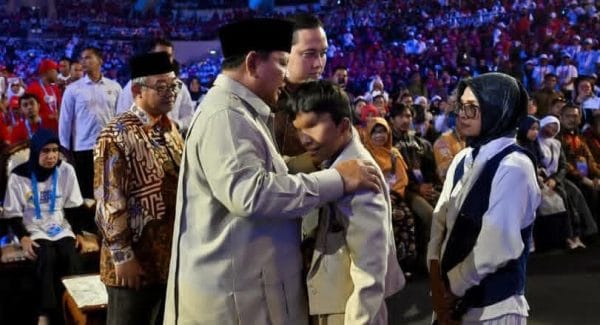 Pelukan Presiden untuk Azzam: Momen Mengharukan di Puncak Hari Guru 2025