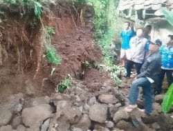 Hujan Dengan Intensitas Tinggi Menjadi Penyebab Dinding Rumah Roboh di Haurngombong Pamulihan
