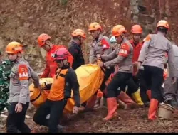 Kronologi Proses Evakuasi Korban Tertimbun Longsor Cisempur Jatinangor