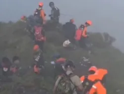 Tim SAR Lanjutkan Evakuasi Korban Pesawat ATR 42-500 di Gunung Bulusaraung