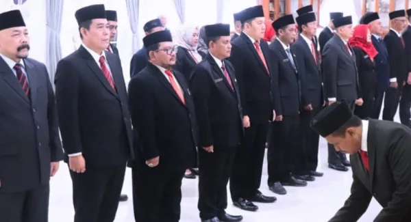 Bupati Sumedang Dony Ahmad Munir melantik pejabat di Gedung Negara