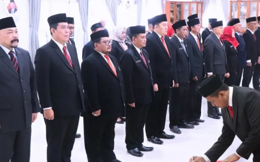 Bupati Sumedang Dony Ahmad Munir melantik pejabat di Gedung Negara