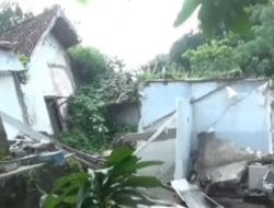 Hujan Deras Picu Longsor di Sumedang: 2 Rumah Ambruk, 4 Bangunan Lain Terancam Ambrol ke Sungai