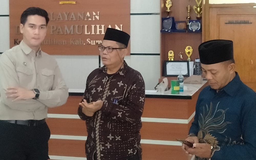 Wakil Bupati Sumedang, Muhammad Fajar Aldila (kiri) bersama Camat Mamat Hadisaputra dan Kades Pamulihan, Ujang Sulaeman