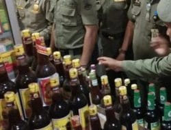 Astaghfirullah…! Satpol PP Sumedang Bongkar ‘Mushola’ Berisi Ratusan Botol Miras di Jatinangor