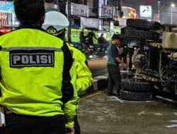 Manuver Maut di Karapyak: Microbus Nekat Salip Truk Brangkal Hingga Terguling, Penumpang Terluka!