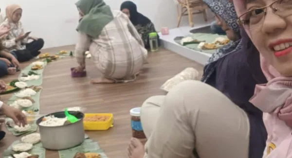 Aparatur kantor Kecamatan Tanjungsari menggelar "Gembrong Liwet" tradisi Munggahan jelang Ramadan 2026