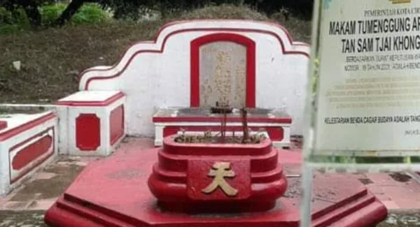 Makam Tumenggung Aria Wiracula atau Tan Sam Tjai Khon di Jalan Sukalila Utara Kelurahan Kejaksan, Kota Cirebon