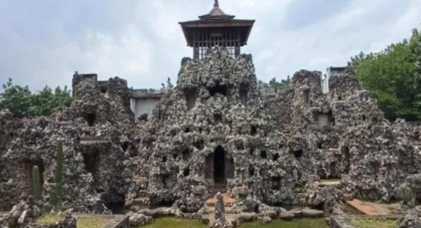 Taman Air Sunyaragi, meski digunakan untuk meditasi Islam (sufisme), tata letak dan penggunaan elemen air menunjukkan harmoni antara alam dan arsitektur yang sering ditemukan dalam arsitektur Tionghoa klasik