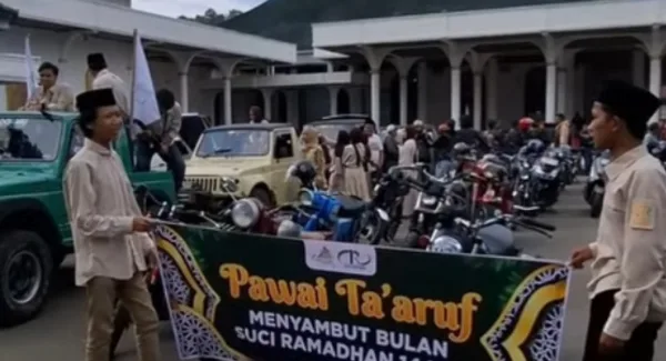 Bupati Sumedang Dony Ahmad Munir saat melepas peserta Pawai Ta'aruf menyambut datangnya Bulan Suci Ramadan 1447 H yang diinisiasi oleh DKM Mesjid Agung Sumedang