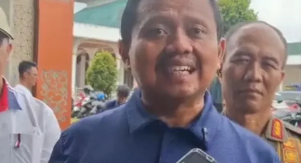 Bupati Sumedang, Dony Ahmad Munir dalam kegiatan pembersihan Alun-alun dan fasilitas publik di Sumedang 