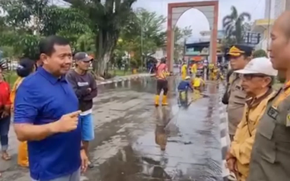 Bupati Sumedang, Dony Ahmad Munir saat memimpin pembersihan fasilitas publik di Alun-alun dan Mesjid Agung Sumedang pada Rabu (18/2/2026)