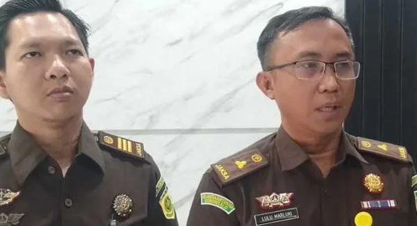 Kepala Seksi Pidana Khusus (Kasi Pidsus) Kejari Sumedang, Fawzal Mahfudz Ramadhani didampingi Plh Kasi Intel, Lulu Marjuki saat memberikan keterangan pemeriksaan Eks Kadishub Sumedang pada Rabu (18/2/2026)
