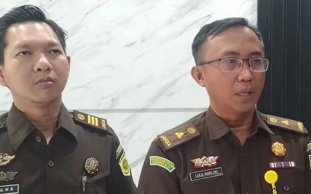 Kepala Seksi Pidana Khusus (Kasi Pidsus) Kejari Sumedang, Fawzal Mahfudz Ramadhani didampingi Plh Kasi Intel, Lulu Marjuki saat memberikan keterangan pemeriksaan Eks Kadishub Sumedang pada Rabu (18/2/2026)