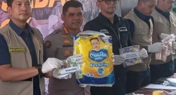 Tim Ditreskrimsus Polda Jabar ungkap Gudang penyimpan barang kadaluwarsa di Cibeusi Kecamatan Jatinangor Sumedang