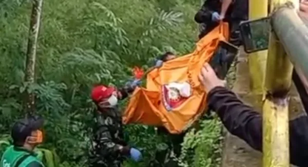 Petugas dari Kepolisian Resort Sumedang dibantu warga mengevakuasi seorang pria yang diduga gantung diri di dekat kampus UNPAD Jatinangor Sumedang pada Kamis (19/2/2026)