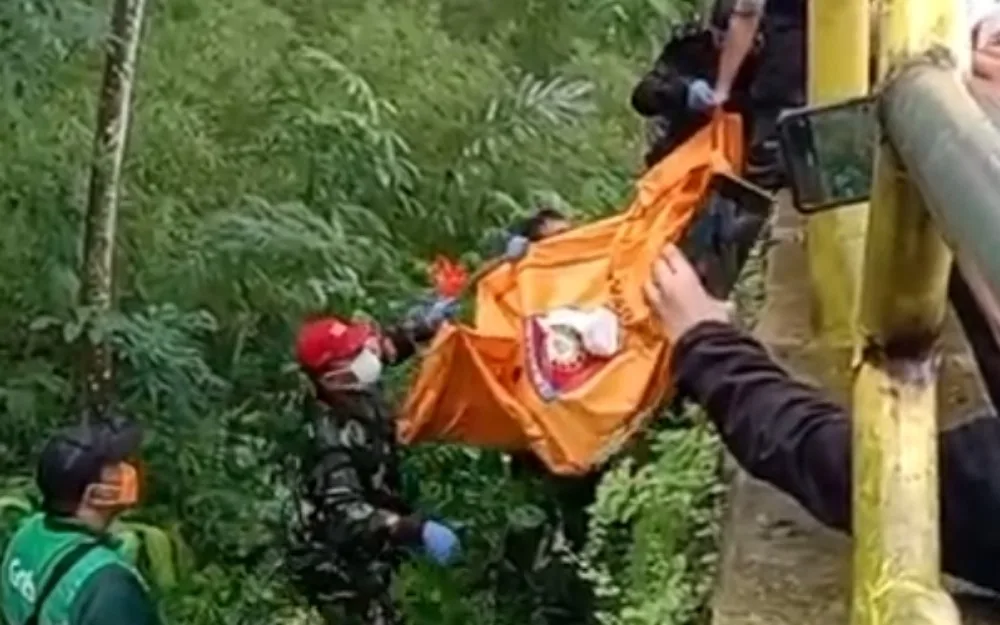 Petugas dari Kepolisian Resort Sumedang dibantu warga mengevakuasi seorang pria yang diduga gantung diri di dekat kampus UNPAD Jatinangor Sumedang pada Kamis (19/2/2026)
