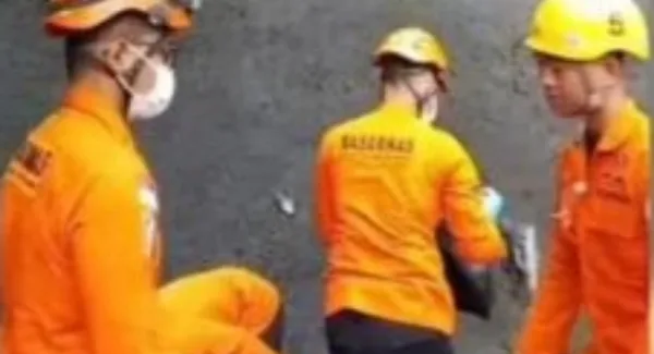 Petugas dari BPBD Sumedang saat mengevakuasi mahasiswa asal Cimalaka Sumedang yang terpeleset di jurang 20 meter di Cadas Pangeran Sumedang