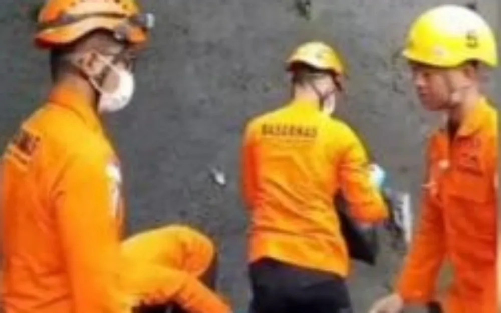 Petugas dari BPBD Sumedang saat mengevakuasi mahasiswa asal Cimalaka Sumedang yang terpeleset di jurang 20 meter di Cadas Pangeran Sumedang