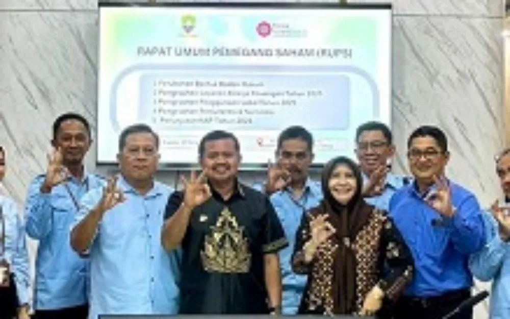 Bupati Sumedang Dony Ahmad Munir didampingi Sekda, Tuti Ruswati dalam Rapat Umum Pemegang Saham Bank Sumedang yang kini masuk menjadi Perseroda