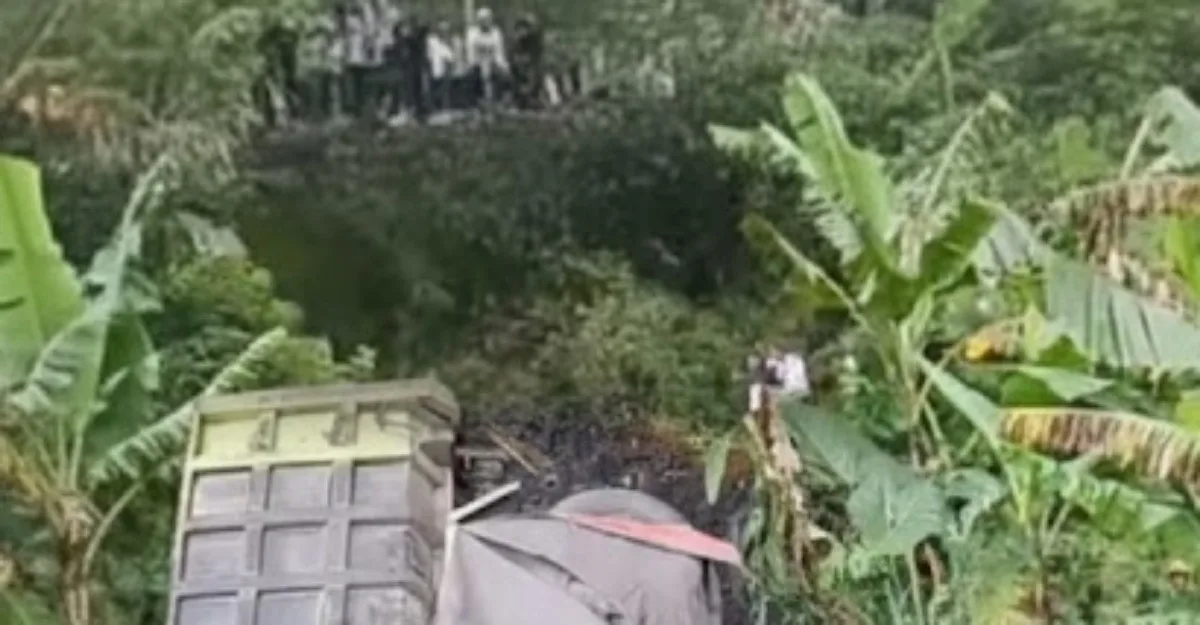 Truk pengangkut batubara terperosok ke jurang sedalam 25 meter di Cigendel Cadas Pangeran Sumedang pada Sabtu (21/2/2026)