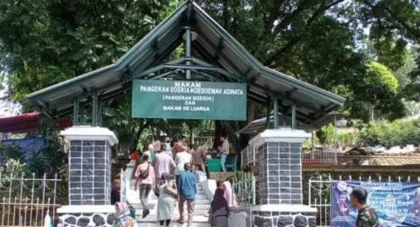 Gerbang Makam para leluhur kerajaan Sumedang di Gunung Puyuh