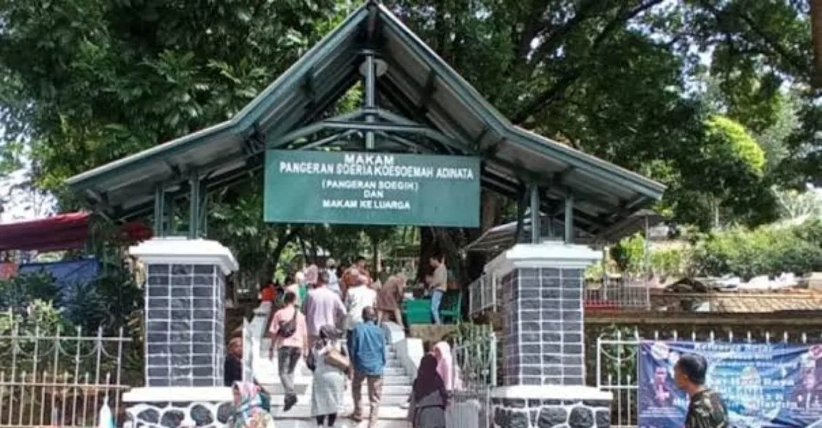 Gerbang Makam para leluhur kerajaan Sumedang di Gunung Puyuh