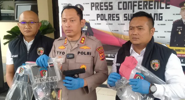 Kasat Reskrim Polres Sumedang, AKP Tanwin Nopiansah (kiri) Kapolres Sumedang, AKBP Sandityo Mahardika (Tengah) dalam press release di Mapolres Sumedang